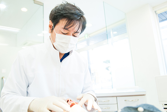 矯正歯科治療を専門に行う歯科医師・上田院長が舌側矯正を担当します
